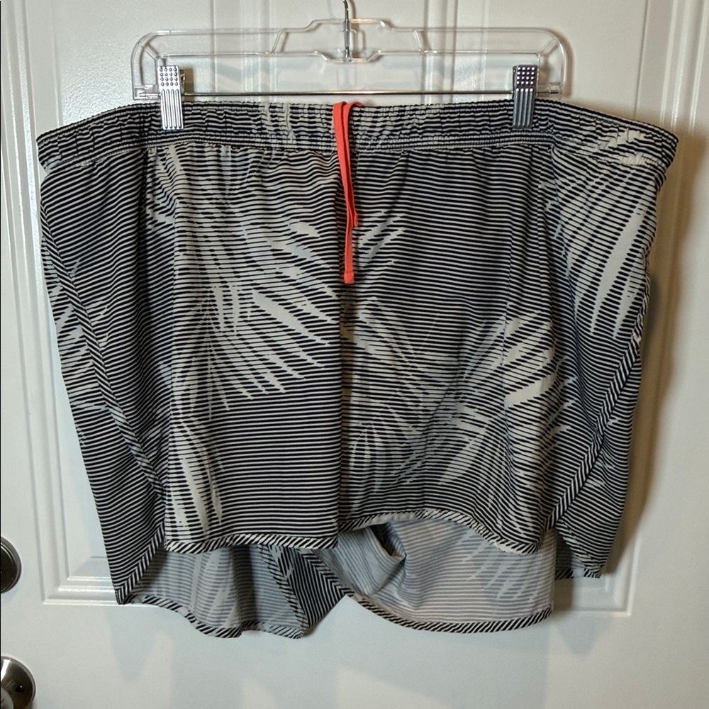 Old Navy Active Striped Black and White Skirt with Palm Leaf Design